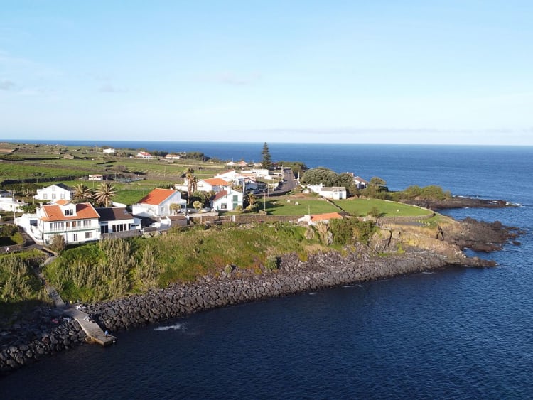 Isla Terceira, Azoren &ndash; K&uuml;stenort mit wei&szlig;en H&auml;usern und roten D&auml;chern am Atlantik