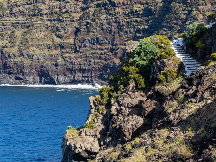 Isla Terceira, Azoren &ndash; Wei&szlig;e Steintreppe in Felsenlandschaft mit Blick auf das Meer