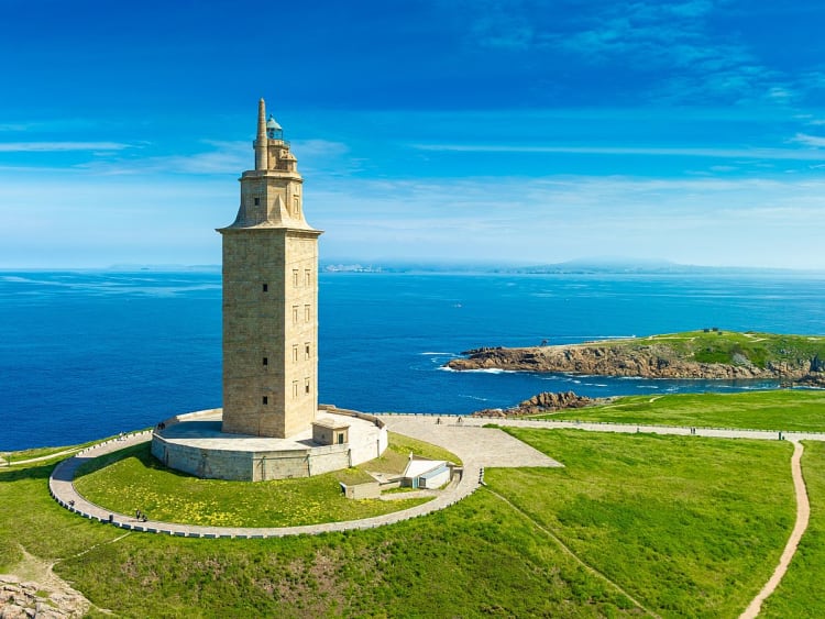La Coru&ntilde;a, Spanien &ndash; Antiker Herkulesturm auf einer gr&uuml;nen Klippe am Atlantik