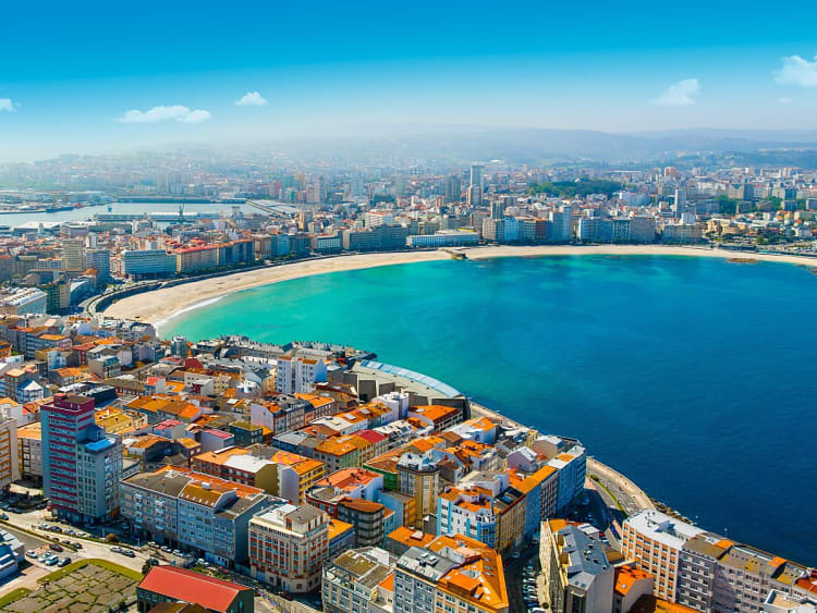 La Coru&ntilde;a, Spanien &ndash; Luftaufnahme der K&uuml;ste mit urbaner Skyline und blauem Meer