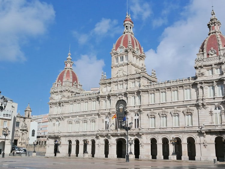 La Coru&ntilde;a, Spanien &ndash; Historisches Rathaus am Plaza de Mar&iacute;a Pita mit roten Kuppeln