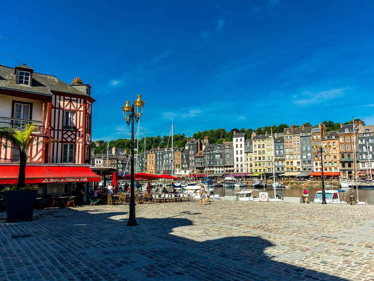 Le Havre, Frankreich &ndash; Traditionelle Fachwerkh&auml;user und Promenade am alten Hafen