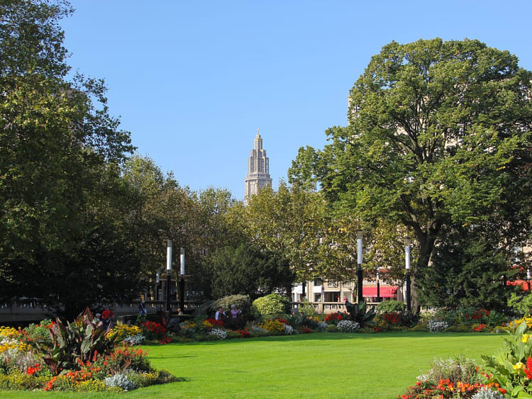 Le Havre, Frankreich &ndash; Stadtgarten im Zentrum mit Blick auf das Wahrzeichen St. Joseph