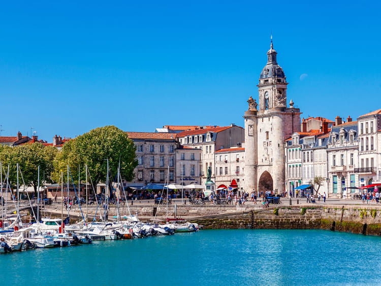 La Rochelle, Frankreich &ndash; Historischer Uhrturm am alten Hafen mit Segelbooten
