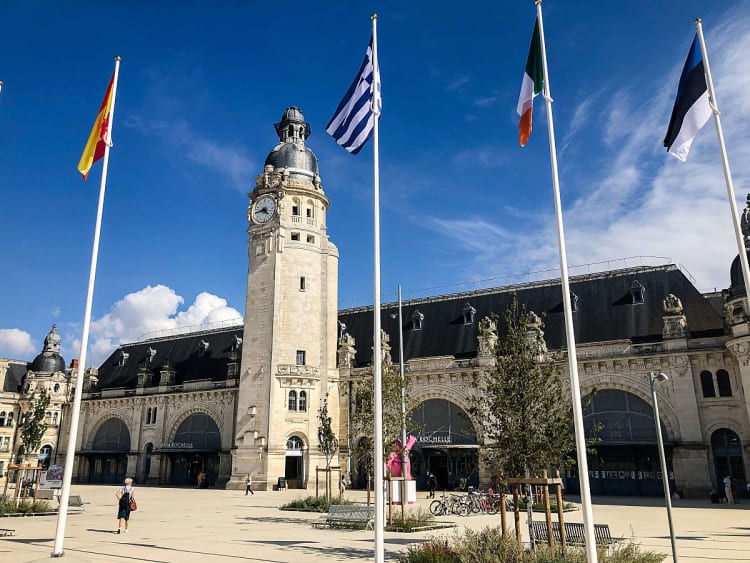 La Rochelle, Frankreich &ndash; Historischer Bahnhof mit markantem Uhrturm und Flaggen