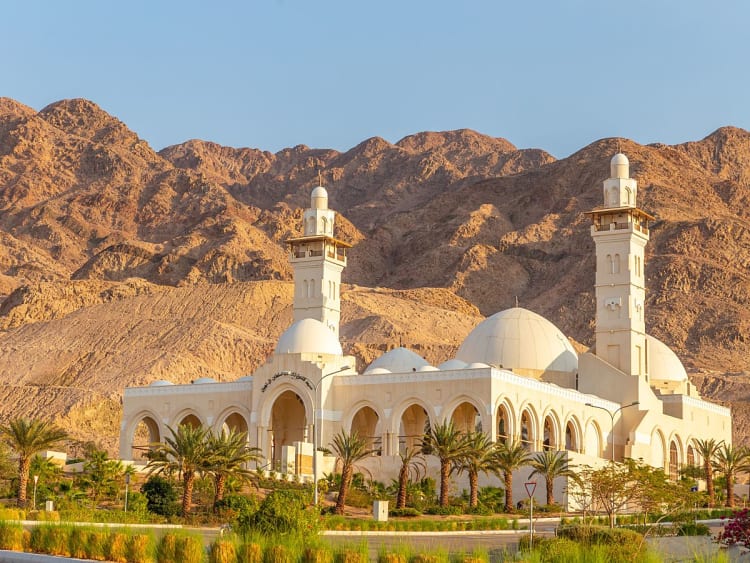 Aqaba, Jordanien &ndash; Wei&szlig;e Moschee mit Minaretten vor W&uuml;stenbergen