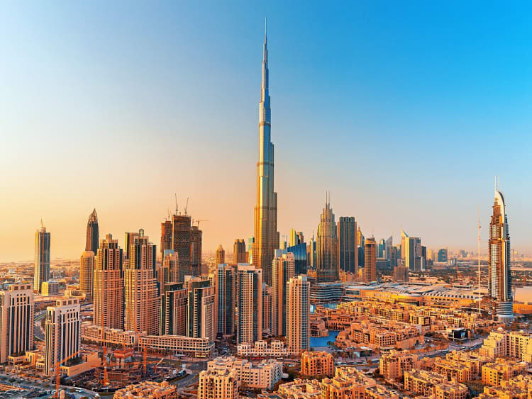 Dubai, VAE &ndash; Skyline mit dem Burj Khalifa im Sonnenuntergang