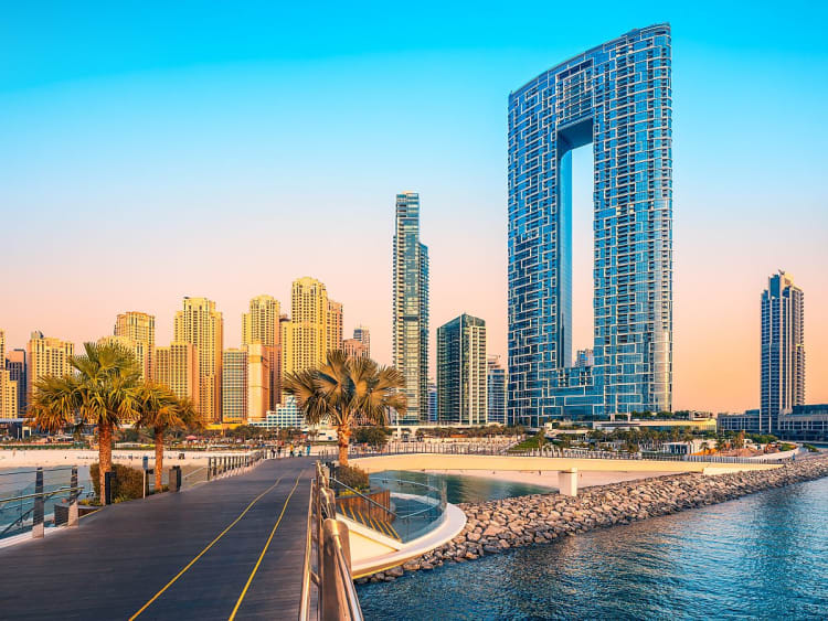 Dubai, VAE &ndash; Skyline der Dubai Marina mit Wolkenkratzern und Promenade