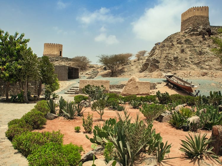 Fujairah, VAE &ndash; Blick auf Al Bidya Fort mit Gartenanlage und alten Wehrt&uuml;rmen