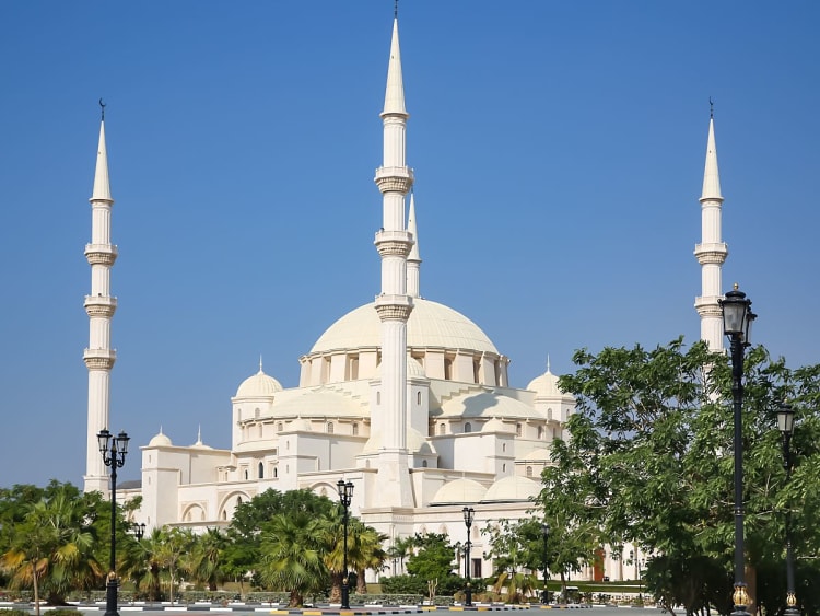 Fujairah, VAE &ndash; Moderne wei&szlig;e Moschee mit vier hohen Minaretten