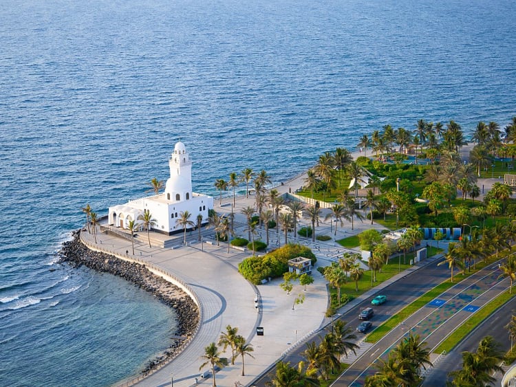 Jeddah, Saudi-Arabien &ndash; Wei&szlig;e Moschee direkt am Ufer des Roten Meeres