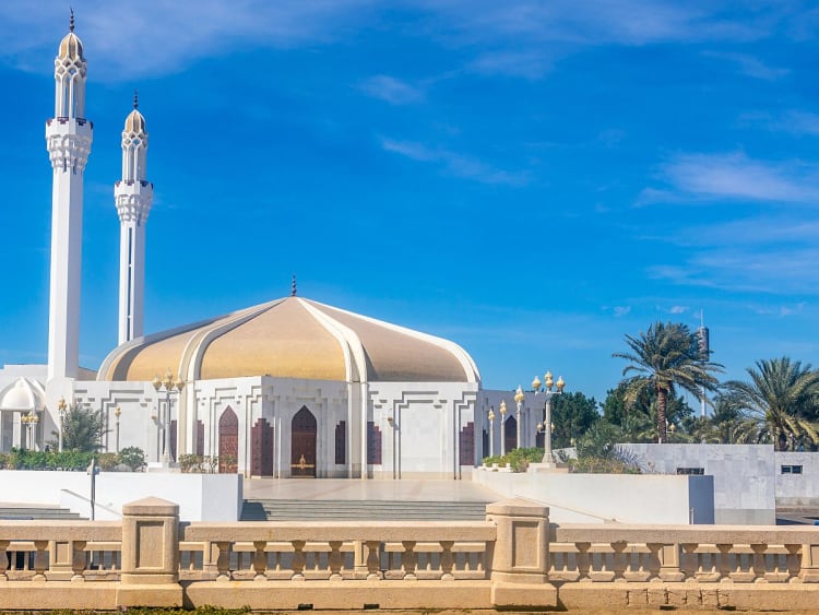 Jeddah, Saudi-Arabien &ndash; Moderne Moschee mit goldener Kuppel