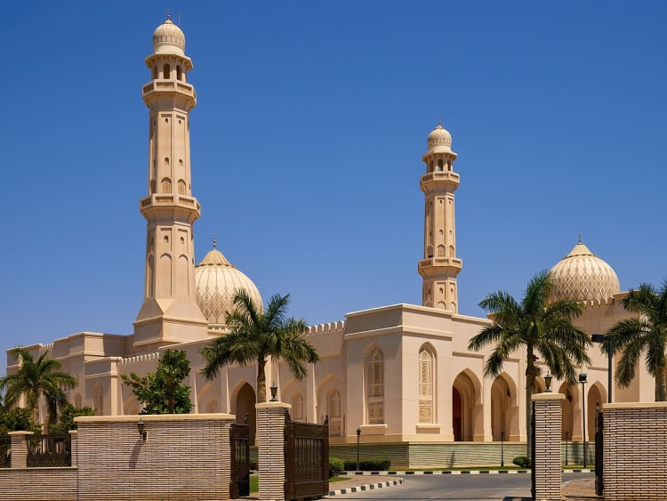 Salalah, Oman &ndash; Islamisches Gotteshaus eingerahmt von Palmen