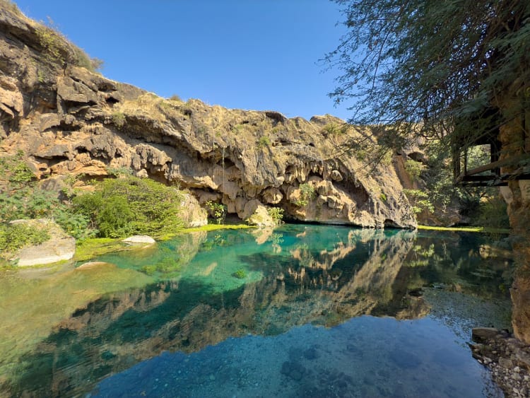 Salalah, Oman &ndash; Kristallklarer Naturpool zwischen Felsen und B&auml;umen