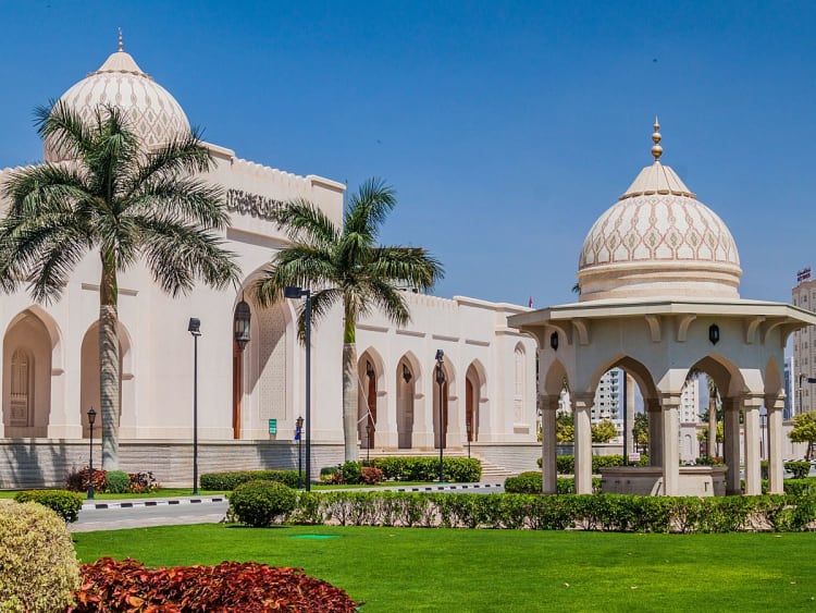 Salalah, Oman &ndash; Wei&szlig;e Moschee mit Kuppeln und Pavillon in einer Gartenanlage