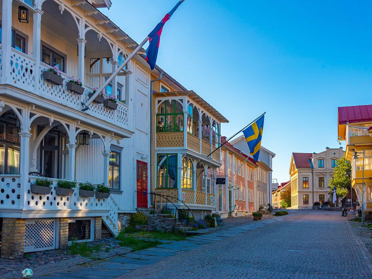Marstrand, Schweden &ndash; Bunte Holzh&auml;user in der Altstadt mit wehender Flagge