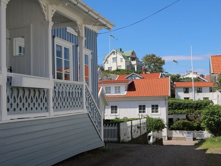 Marstrand, Schweden &ndash; Typische Holzh&auml;user mit roten Ziegeld&auml;chern und G&auml;rten