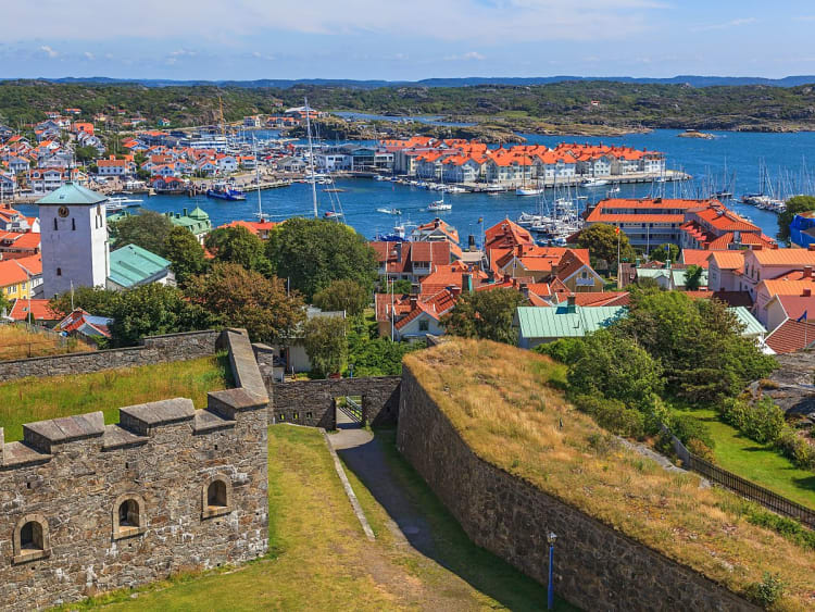 Marstrand, Schweden &ndash; Historische Festungsmauern mit Blick auf den Hafen