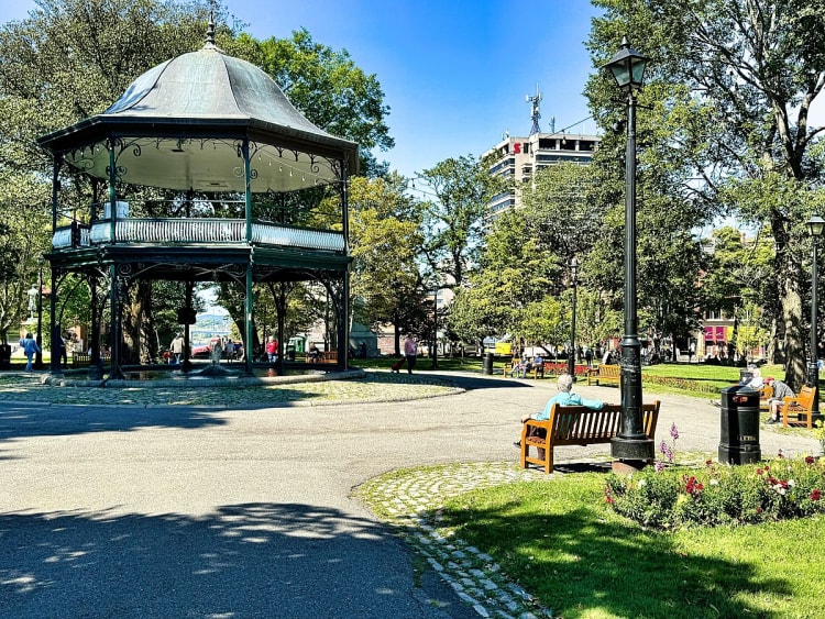 Saint John, Kanada &ndash; Historischer Pavillon im gr&uuml;nen Stadtpark mit B&auml;umen und Sitzb&auml;nken