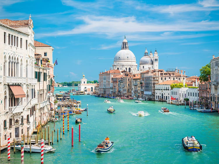 Venedig, Italien &ndash; Blick auf den Canal Grande mit der Basilika Santa Maria della Salute