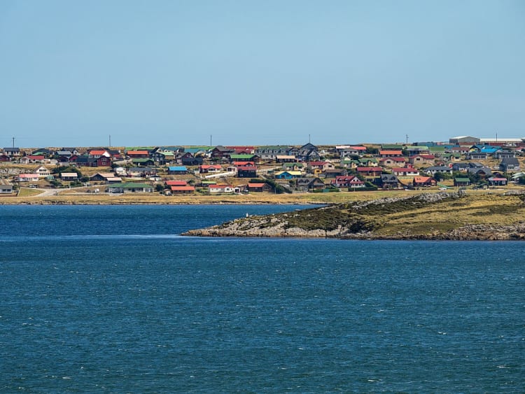 Port Stanley, Falklandinseln &ndash; Blick &uuml;ber die Bucht auf bunte H&auml;user der Stadt