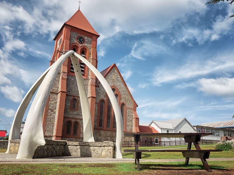 Port Stanley, Falklandinseln &ndash; Christ Church Cathedral mit ber&uuml;hmtem Walbogen-Denkmal