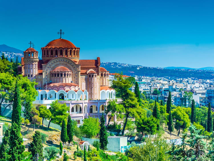 Thessaloniki, Griechenland &ndash; Agios Pavlos Kirche mit roter Kuppel &uuml;ber der Stadt