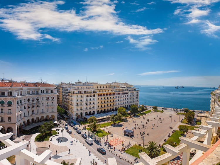 Thessaloniki, Griechenland &ndash; Panoramablick auf den Aristoteles-Platz mit Blick auf das Meer