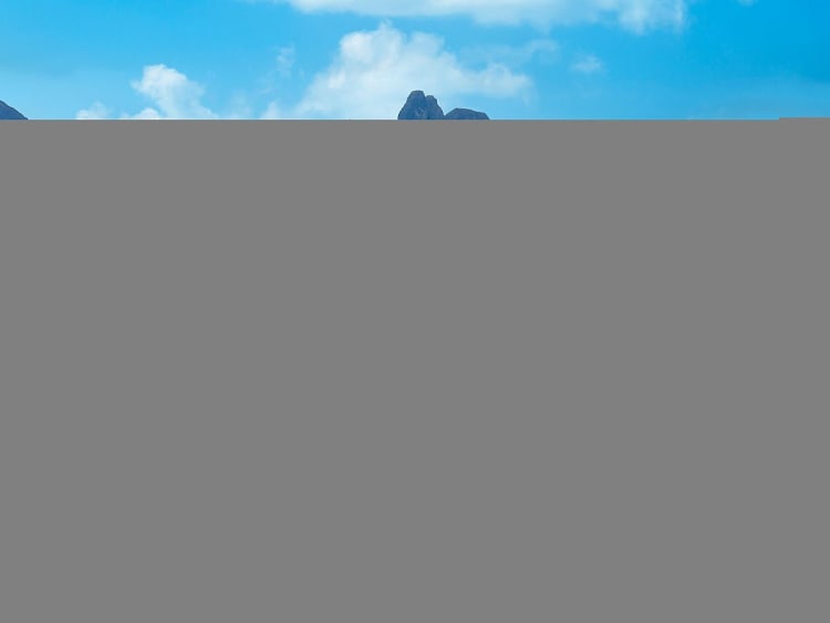 &Aring;ndalsnes, Norwegen &ndash; Blick auf die Stadt am Fjord mit Bergen im Hintergrund