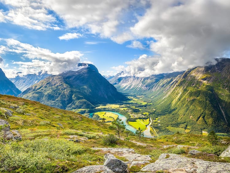 &Aring;ndalsnes, Norwegen &ndash; Aussicht auf das Romsdalen-Tal mit Fluss und Bergen