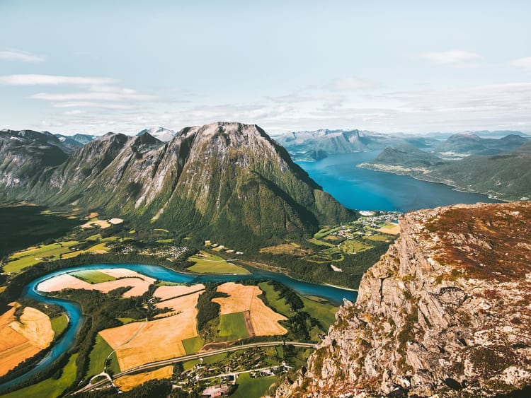 &Aring;ndalsnes, Norwegen &ndash; Luftaufnahme der Flusslandschaft im Romsdalen
