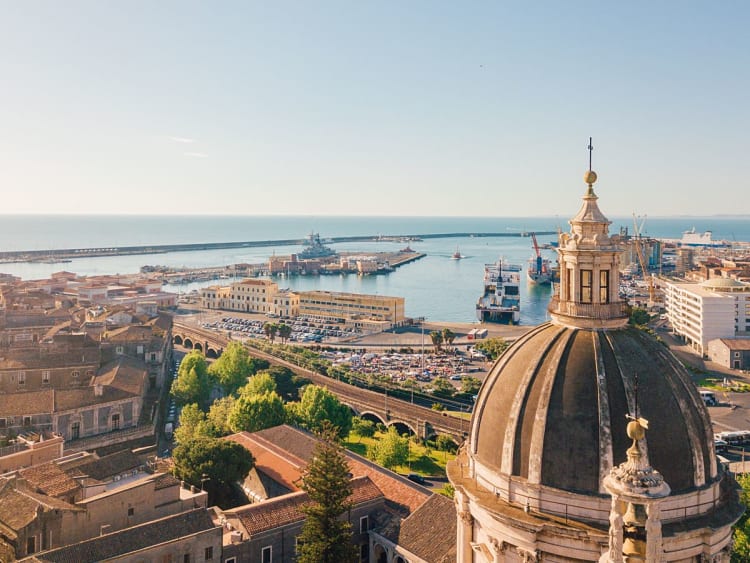 Catania, Italien &ndash; Panoramablick auf den Hafen und die Kuppel der Kathedrale mit Blick auf das Mittelmeer