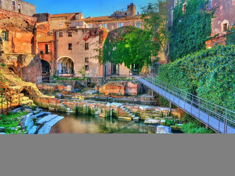 Catania, Italien &ndash; Antike r&ouml;mische Ruinen und Wasserbecken im Herzen der Altstadt