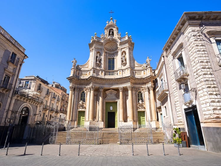 Catania, Italien &ndash; Barocke Kirche San Giuliano mit eindrucksvoller Fassade im Stadtzentrum