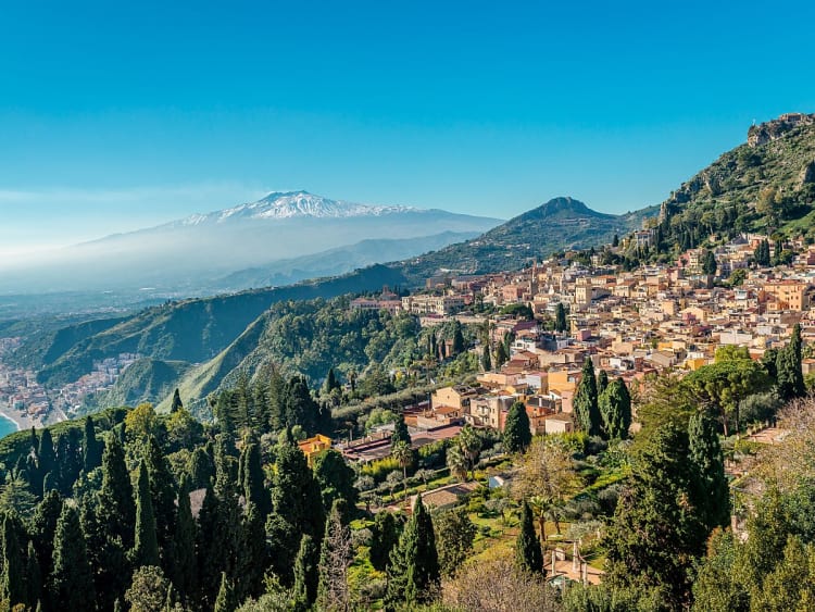 Giardini Naxos, Italien &ndash; Panoramablick auf Taormina und den schneebedeckten &Auml;tna mit K&uuml;ste im Vordergrund