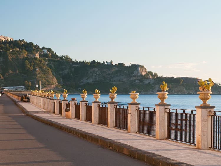 Giardini Naxos, Italien &ndash; Sonnige Promenade mit Blick auf das Meer und die Felsk&uuml;ste von Taormina