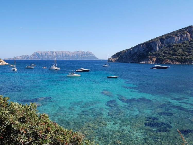 Golfo Aranci, Sardinien &ndash; Segelboote vor der Insel Tavolara auf dem klaren Wasser