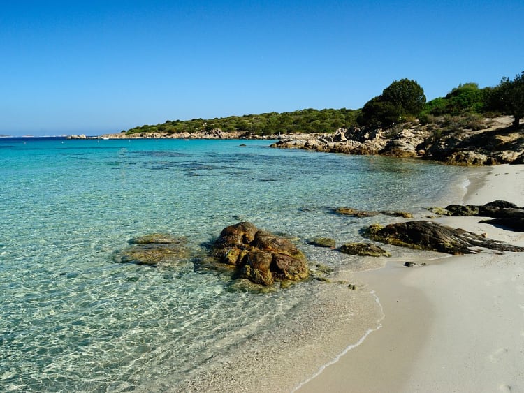Golfo Aranci, Sardinien &ndash; Sandstrand mit Felsen und glasklarem Wasser