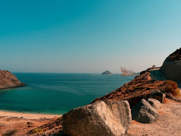 Khor Fakkan, VAE &ndash; K&uuml;stenstra&szlig;e mit Blick auf t&uuml;rkisfarbenes Meer und felsige Buchten