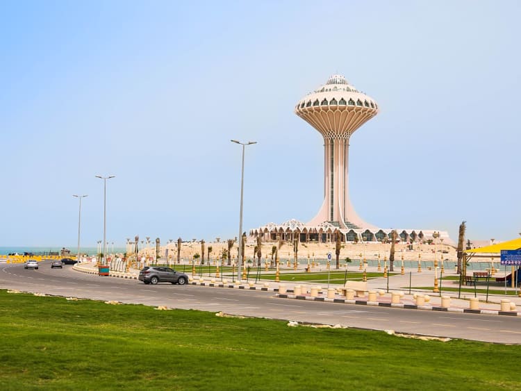 Dammam, Saudi-Arabien &ndash; Wahrzeichen der Stadt, der Wasserturm von Dammam, nahe der Uferstra&szlig;e am Persischen Golf