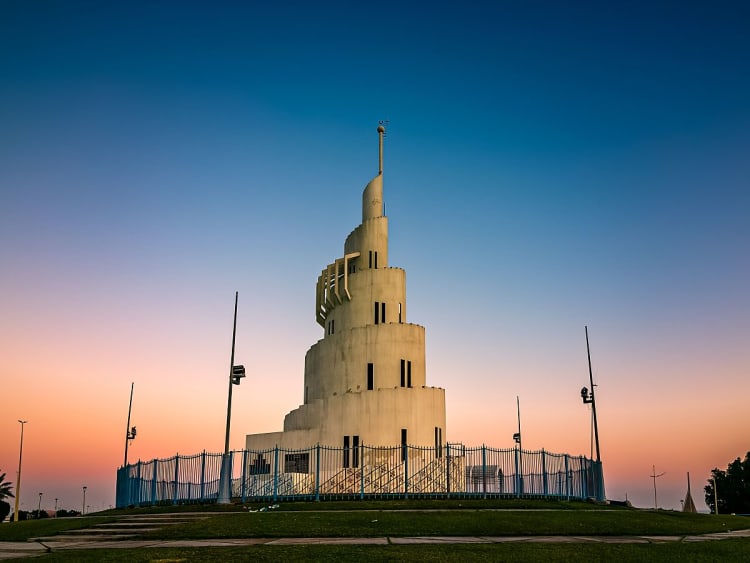 Dammam, Saudi-Arabien &ndash; Architektonisches Wahrzeichen mit moderner Spiralform im Abendlicht