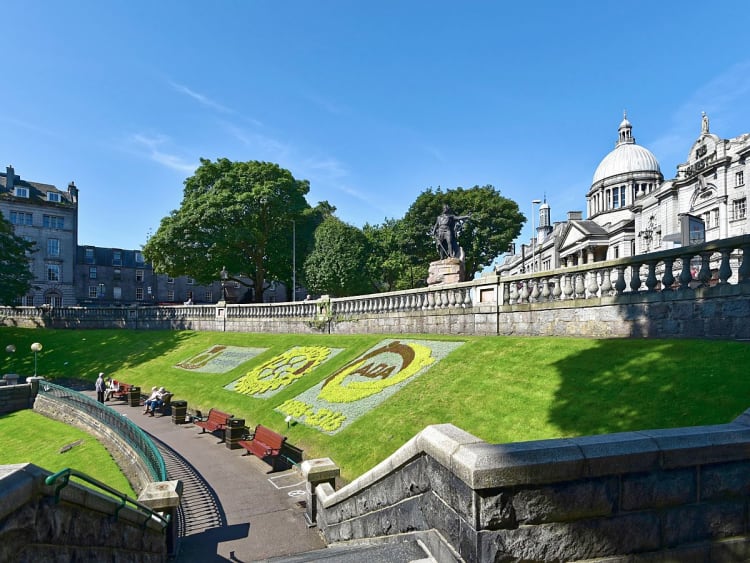 Aberdeen, Schottland &ndash; Sonniger Stadtpark mit historischen Geb&auml;uden und Blumenbeeten