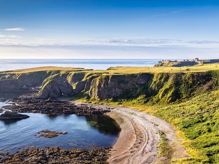 Aberdeen, Schottland &ndash; Malerische K&uuml;stenlandschaft mit Strand, Felsen und weitem Meerblick