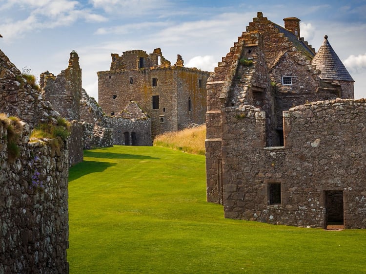 Aberdeen, Schottland &ndash; Historische Ruinen von Dunnottar Castle auf einer gr&uuml;nen Wiese