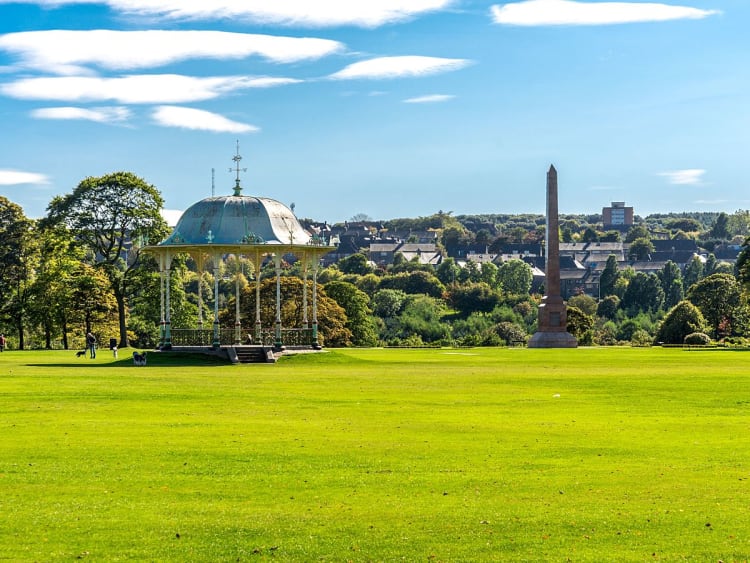 Aberdeen, Schottland &ndash; Pavillon und Obelisk im sonnigen Park mit weitem gr&uuml;nen Rasen