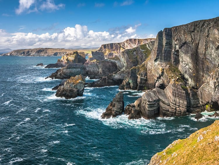 Cork, Irland &ndash; Dramatische Steilklippen und Felsen an der Atlantikk&uuml;ste bei blauem Himmel