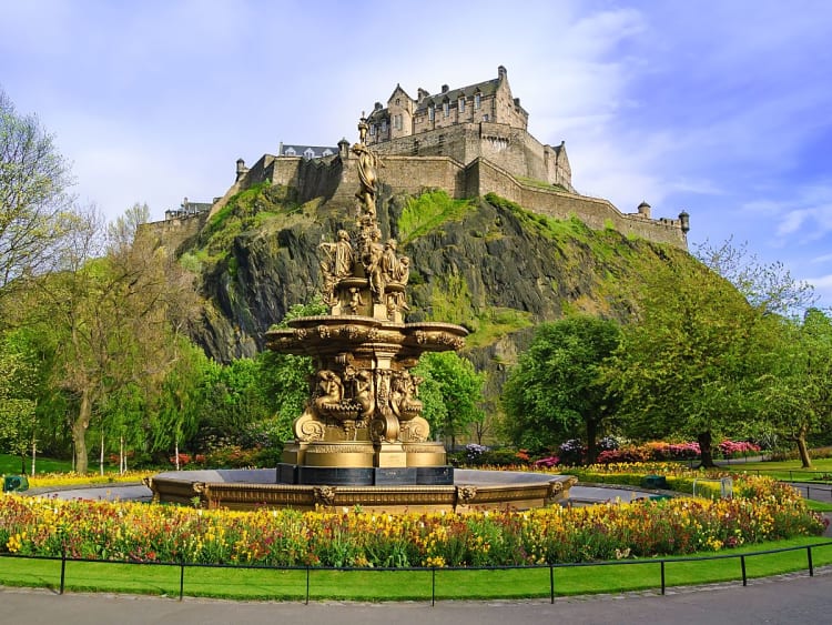 Edinburgh, Schottland &ndash; Blick auf Edinburgh Castle mit dem Ross Fountain im Princes Street Gardens