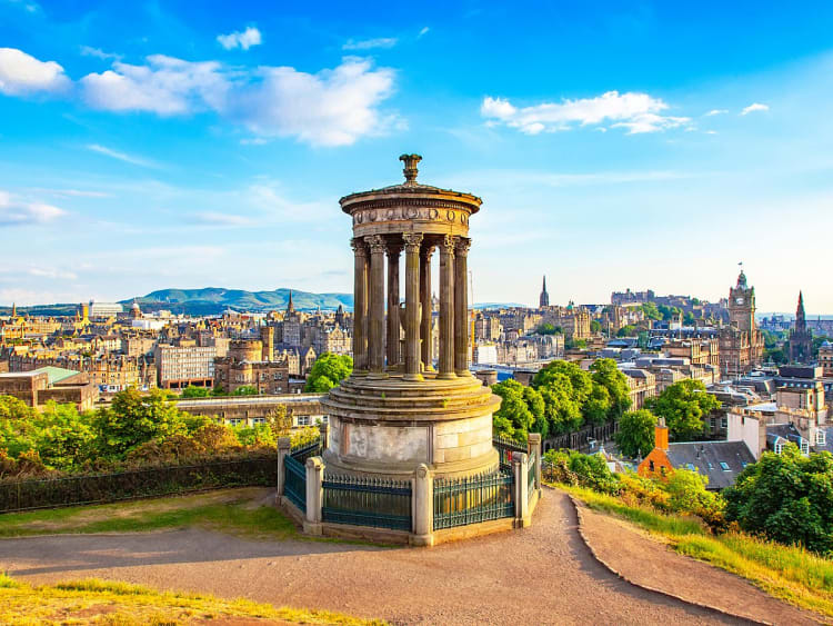 Edinburgh, Schottland &ndash; Panoramablick auf die Altstadt vom Calton Hill mit klassizistischem Denkmal