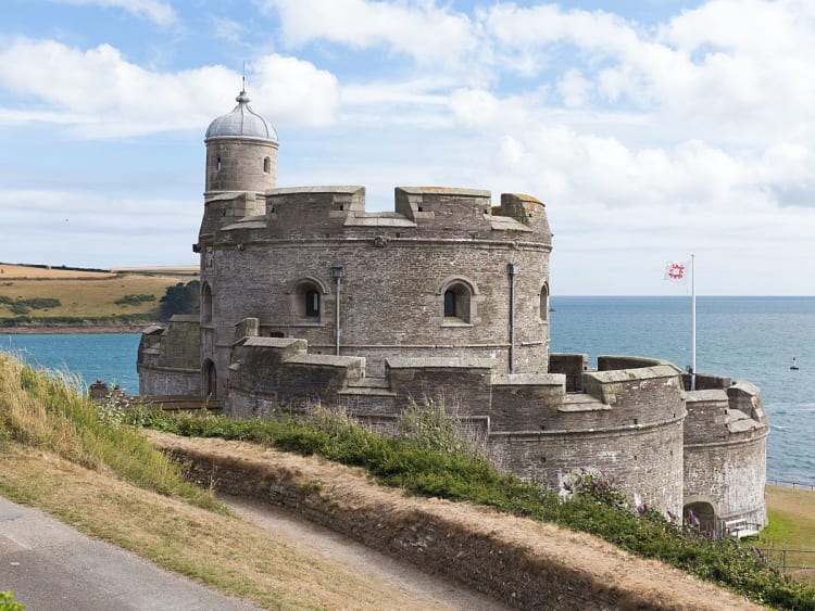 Falmouth, England &ndash; Blick auf Pendennis Castle, eine historische K&uuml;stenfestung mit Meer im Hintergrund