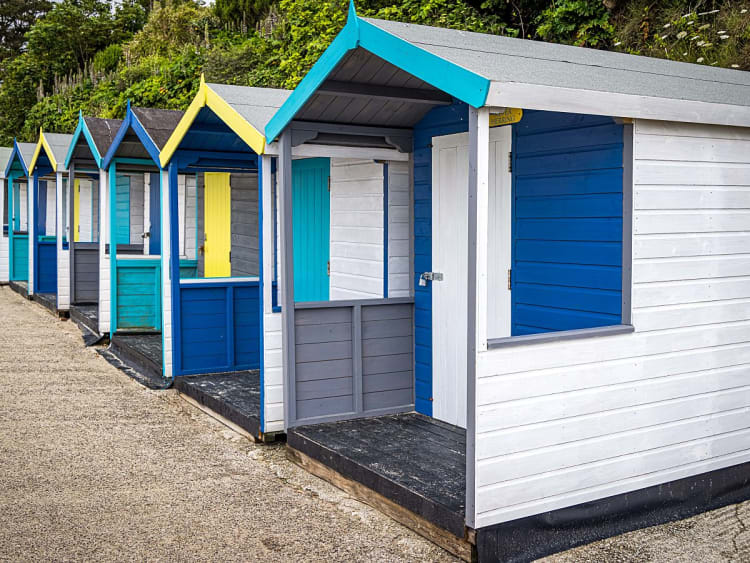 Falmouth, England &ndash; Reihe farbenfroher Strandh&uuml;tten an der Promenade